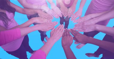 Mavi arka planda el ele tutuşan kadın arkadaş kompozisyonu. takım çalışması, motivasyon ve başarı kavramı dijital olarak oluşturuldu.