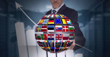 İşadamlarının istatistiklere dokunduğu ve okun işaret ettiği ulusal bayraklarla dolu bir küre. küresel iş, finans ve ağ konsepti dijital olarak oluşturulmuş görüntü.