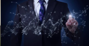 Görünmez ekrana dokunan işadamlarının orta kesimine karşı bağlantı ağı. küresel ağ ve teknoloji kavramı