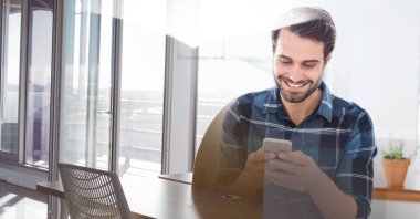 Ofiste beyaz kaplamalı akıllı telefon kullanan gülümseyen adamın kompozisyonu. küresel ağ, iş ve teknoloji kavramı dijital olarak oluşturulmuş görüntü.