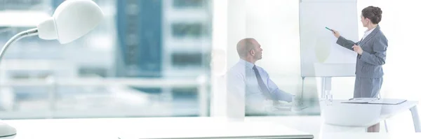 Zusammensetzung Des Büroschreibtisches Mit Lampe Über Der Geschäftsfrau Die Ihre — Stockfoto