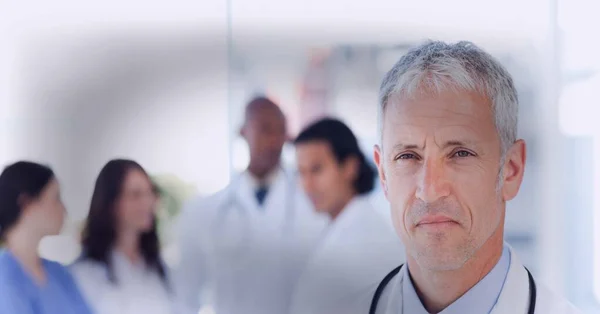 Composição Médico Masculino Sorridente Jaleco Com Estetoscópio Com Vinheta Conceito — Fotografia de Stock