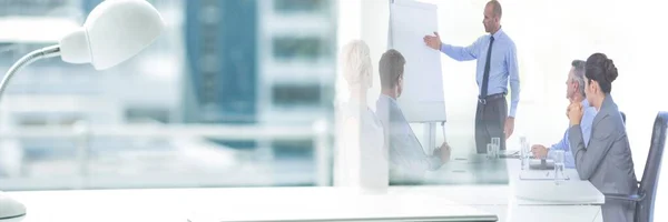 Composição Mesa Escritório Com Lâmpada Sobre Empresário Dando Apresentação Escritório — Fotografia de Stock