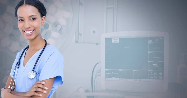 Retrato Una Trabajadora Salud Afroamericana Sonriendo Contra Hospital Fondo Concepto — Foto de Stock