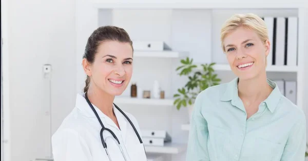 病院で笑っている白人女性医師と女性患者の肖像 医療と医療のプロフェッショナリズムの概念 — ストック写真