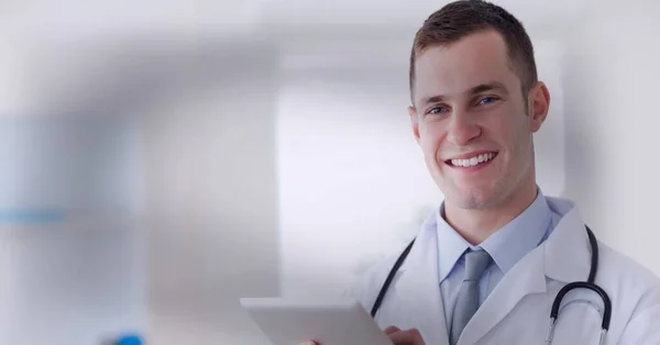 聴診器とビネットとタブレットで研究室のコートで笑顔の男性医師の構成 世界中の医療専門家や医療サービスのコンセプトデジタルで生成された画像 — ストック写真