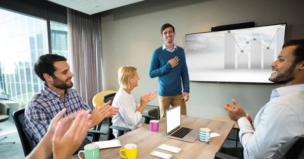 Mehrere Kollegen Klatschen Geschäftsfrau Nach Ihrer Präsentation Von Daten Und — Stockfoto