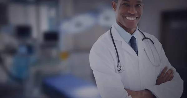 非洲裔美国男医生的画像 背对着手术室微笑 保健和医疗专业概念 — 图库照片
