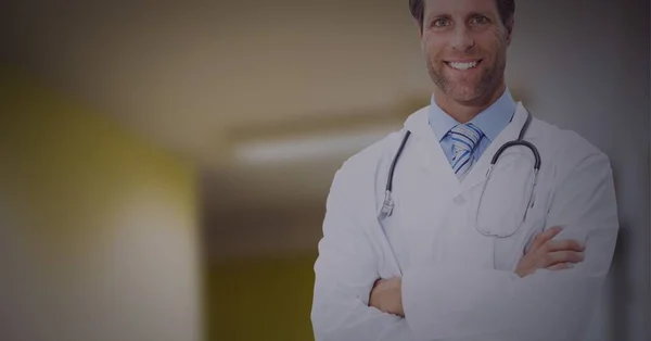 Retrato Médico Caucásico Con Los Brazos Cruzados Sonriendo Contra Pasillo —  Fotos de Stock