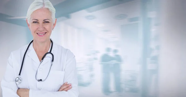 Retrato Doctora Mayor Caucásica Sonriendo Contra Hospital Fondo Concepto Salud —  Fotos de Stock