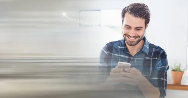 Komposition Eines Lächelnden Mannes Mit Smartphone Büro Mit Verschwommenem Overlay — Stockfoto
