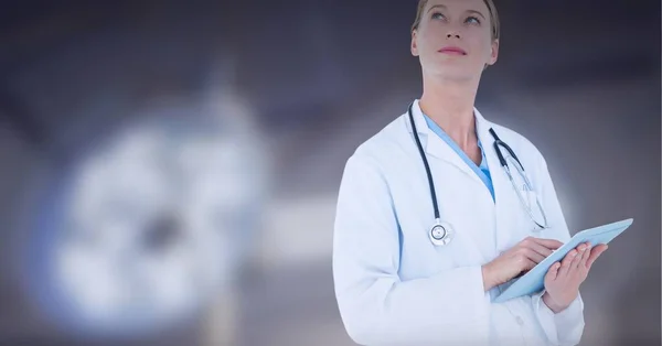 Biała Kobieta Lekarz Pomocą Cyfrowej Tabletki Światło Chirurgiczne Tle Koncepcja — Zdjęcie stockowe