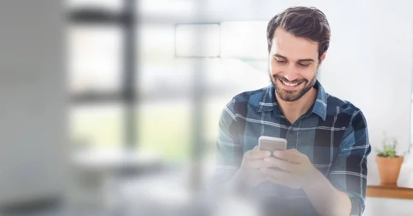 Samenstelling Van Lachende Man Met Behulp Van Smartphone Het Kantoor — Stockfoto