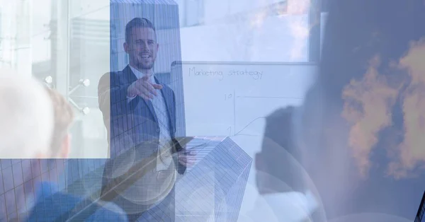 Samenstelling Van Lachende Zakenman Die Presentatie Geeft Wijzend Wolken Mondiaal — Stockfoto