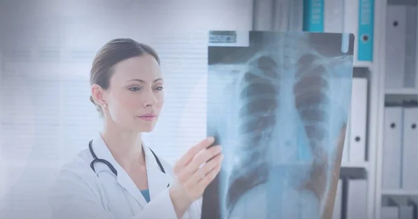 Une Femme Blanche Qui Examine Rapport Radiographie Hôpital Concept Technologie — Photo