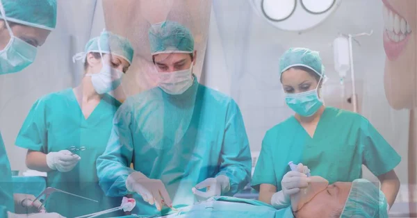 Skład Chirurgów Maskach Twarzy Nad Pacjentem Sali Operacyjnej Usługi Zdrowotne — Zdjęcie stockowe