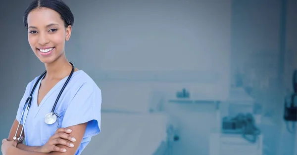 Retrato Trabalhadora Saúde Afro Americana Sorrindo Contra Hospital Segundo Plano — Fotografia de Stock