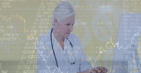 Elaborazione Dei Dati Finanziari Attraverso Digitazione Medico Computer Economia Concetti — Foto Stock