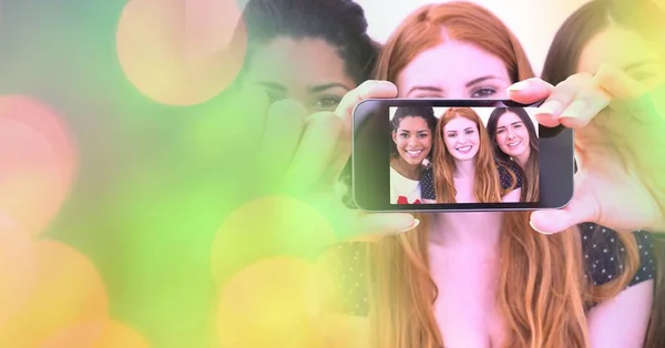 Composición Círculos Luz Sobre Grupo Diversas Amigas Tomando Selfie Con — Foto de Stock