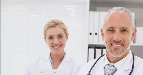 Retrato Médico Caucásico Masculino Femenino Sonriendo Contra Hospital Fondo Concepto — Foto de Stock