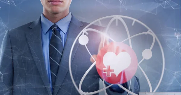 Görünmez Ekrana Dokunan Adamlarının Orta Bölümündeki Kalp Ikonu Bağlantı Ağı — Stok fotoğraf