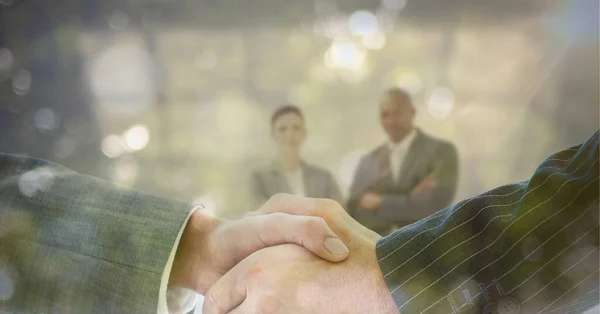 两名商人在办公室握手时 中间的几道亮光 全球商业和技术概念 — 图库照片