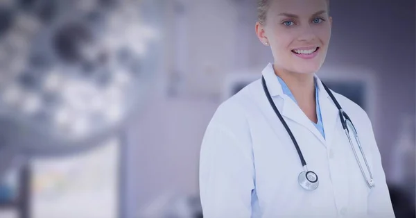 Πορτρέτο Της Καυκάσιας Γυναίκας Γιατρού Χαμογελώντας Ενάντια Στο Χειρουργικό Φως — Φωτογραφία Αρχείου