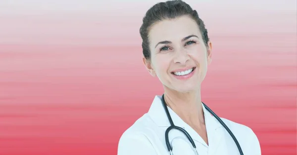 Composição Médico Fêmea Sorridente Com Espaço Cópia Fundo Rosa Conceito — Fotografia de Stock