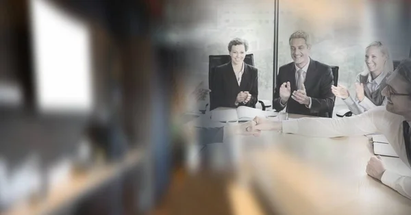オフィスで握手や拍手をしている幸せな男と女のビジネスマン達 デジタル的に生成された世界的なビジネス パートナーシップ 成功の概念は — ストック写真