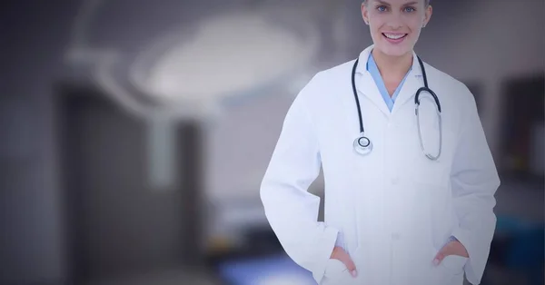 手術室を背景に笑顔の白人女性医師の肖像画 医療と医療のプロフェッショナリズムの概念 — ストック写真