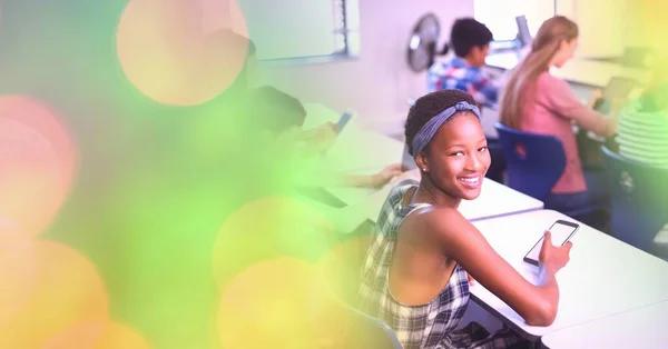 Composição Círculos Luz Sobre Adolescente Americana Africana Usando Smartphone Sala — Fotografia de Stock