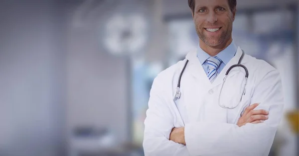 Πορτρέτο Του Καυκάσιου Άνδρα Γιατρού Χέρια Σταυρωμένα Χαμογελώντας Στο Χειρουργείο — Φωτογραφία Αρχείου