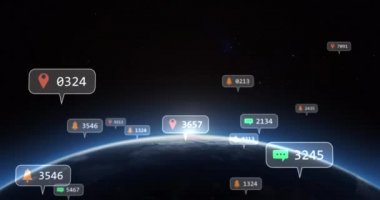 Sosyal medya simgeleriyle birden fazla konuşma kabarcığı ve küreye karşı artan sayıda. Sosyal medya ağı ve teknoloji