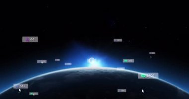 Sosyal medya simgeleriyle birden fazla konuşma kabarcığı ve küreye karşı artan sayıda. Sosyal medya ağı ve teknoloji