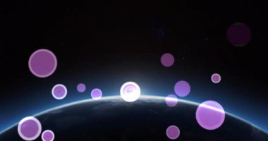 Mor daireler üzerinde çoklu 5g metnin dijital animasyonu dünya üzerindeki mavi ışık noktasıyla karşılaştırılıyor. küresel ağ ve teknoloji kavramı