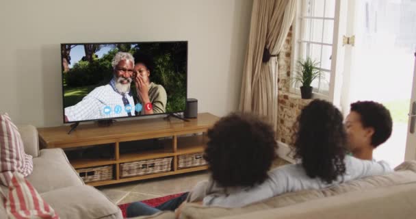 Afroamerikanische Familie Beim Videoanruf Fernsehen Während Sie Hause Auf Der — Stockvideo