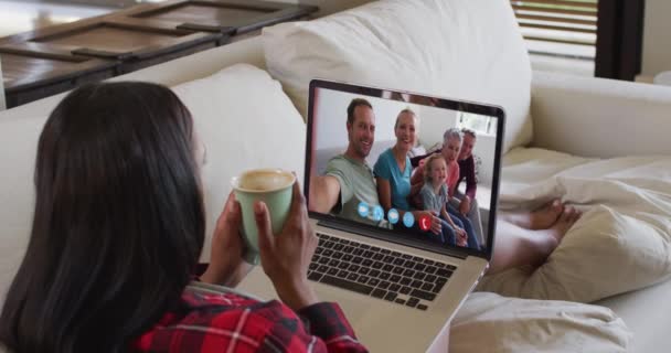 Mujer Afroamericana Sosteniendo Una Taza Café Teniendo Una Videollamada Portátil — Vídeos de Stock