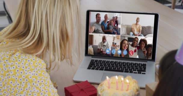 Mãe Filha Caucasiana Comemorando Aniversário Videoconferência Laptop Casa Celebração Aniversário — Vídeo de Stock
