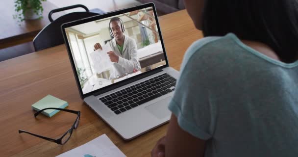 Afroamerikanerin Bei Einem Videoanruf Mit Einem Männlichen Bürokollegen Laptop Hause — Stockvideo