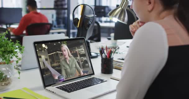 Kaukasische Frau Bei Einem Videoanruf Mit Einer Bürokollegin Laptop Büro — Stockvideo