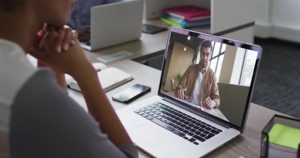 Африканська Американка Проводить Відеоконференцію Ноутбуці Колегою Офісу Бізнес Професіоналізм Технологічна — стокове відео