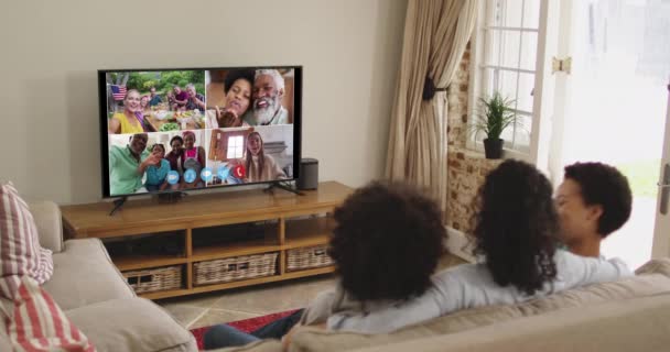 Familia Afroamericana Que Tiene Una Videollamada Televisión Mientras Está Sentada — Vídeo de stock