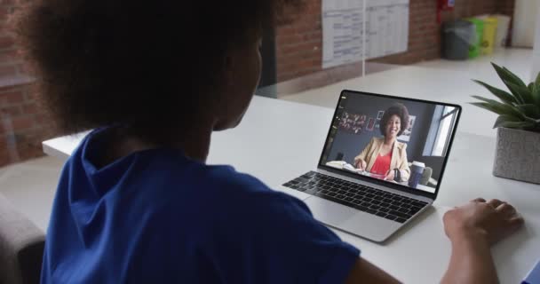 Африканская Американка Разговаривает Видеосвязи Коллегой Ноутбуке Офисе Бизнес Профессионализм Технологическая — стоковое видео