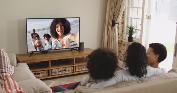 Familia Afroamericana Que Tiene Una Videollamada Televisión Mientras Está Sentada — Vídeo de stock