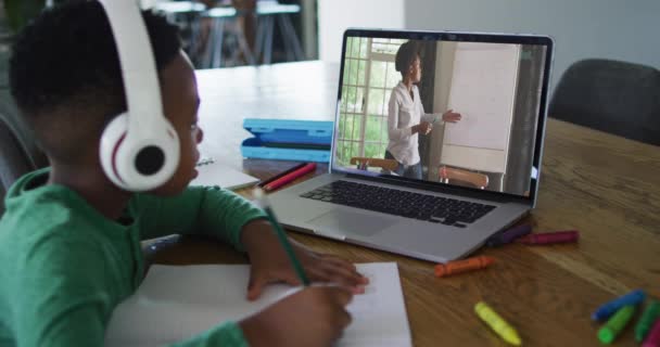 Afroamerikansk Pojke Med Hörlurar Som Har Videosamtal Laptop När Han — Stockvideo