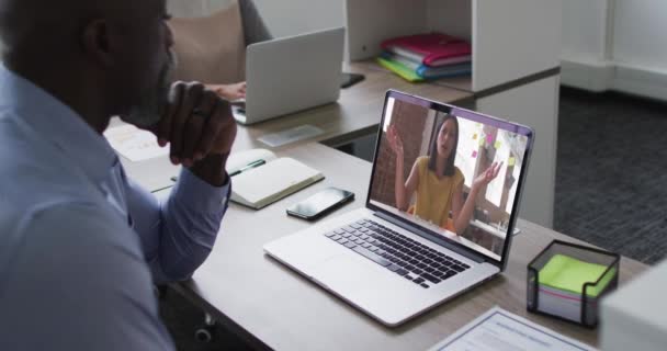 Hombre Mayor Afroamericano Que Tiene Una Videollamada Portátil Con Una — Vídeos de Stock