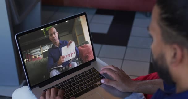 Homem Afro Americano Fazer Uma Videochamada Com Colega Escritório Portátil — Vídeo de Stock