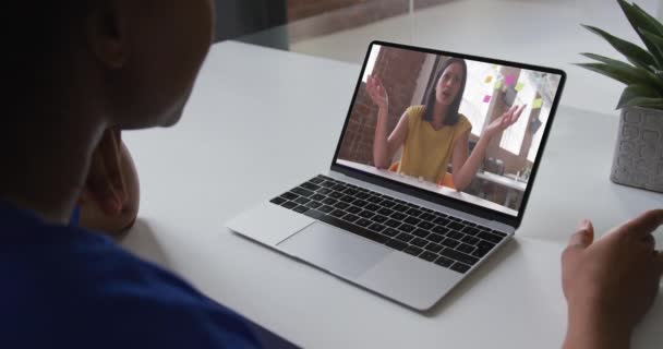 Afro Amerikaanse Vrouw Aan Het Praten Video Gesprek Laptop Met — Stockvideo