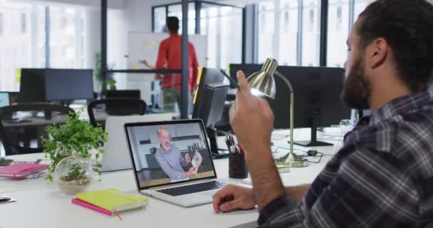 Hombre Oriente Medio Hablando Videollamada Con Colega Oficina Masculino Computadora — Vídeos de Stock