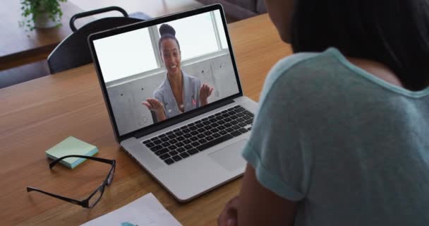 Afrikai Amerikai Videóhívást Tart Női Irodai Kollégájával Laptopján Otthonról Történő — Stock videók